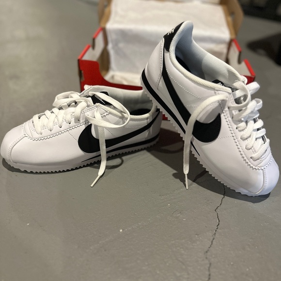 Women’s Nike Classic Cortez Leather Shoe
Size 6.5 Brand New - Picture 4 of 6